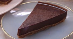 Tarta de chocolate vegana sin horno: Receta saludable