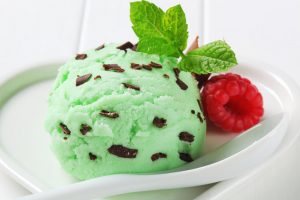 Cómo hacer helado de menta con chocolate