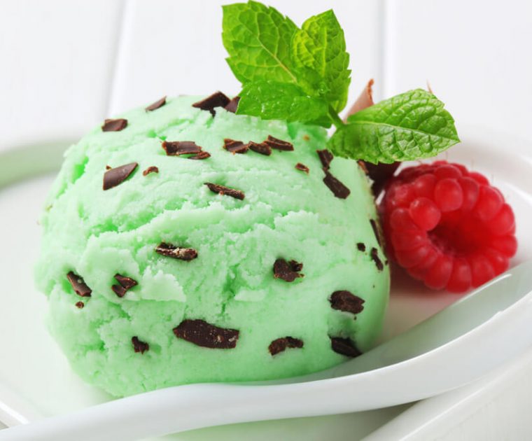 helado de menta con chocolate