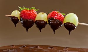 Brochetas de frutas con chocolate originales y fáciles