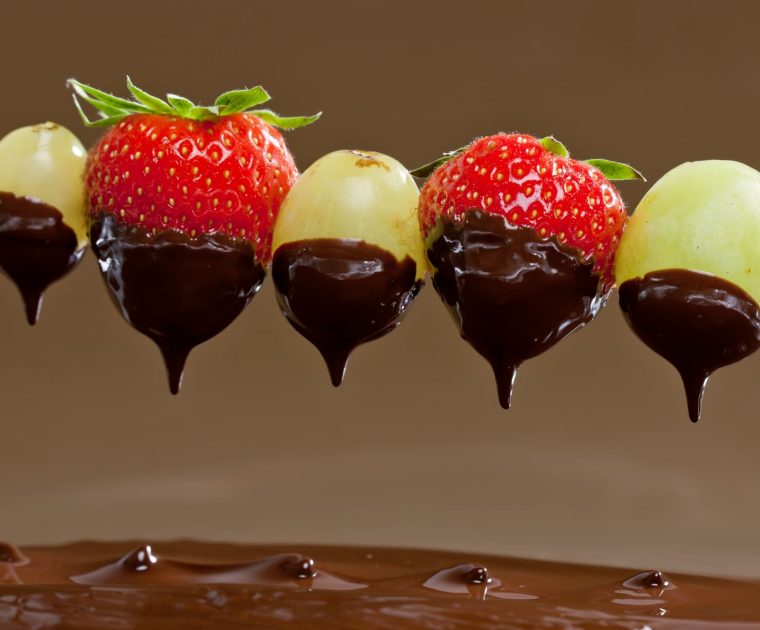 Brochetas de frutas con chocolate