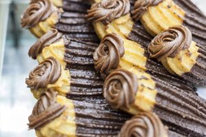 Cómo hacer churros rellenos de chocolate al estilo feria
