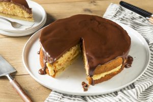 Bizcocho relleno de crema pastelera y cobertura de chocolate​