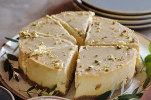 Tarta de queso con pistachos y chocolate blanco​